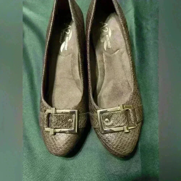 Preowned Aerosoles with a big buckle on top. Womens size 9.5. - Picture 1 of 15